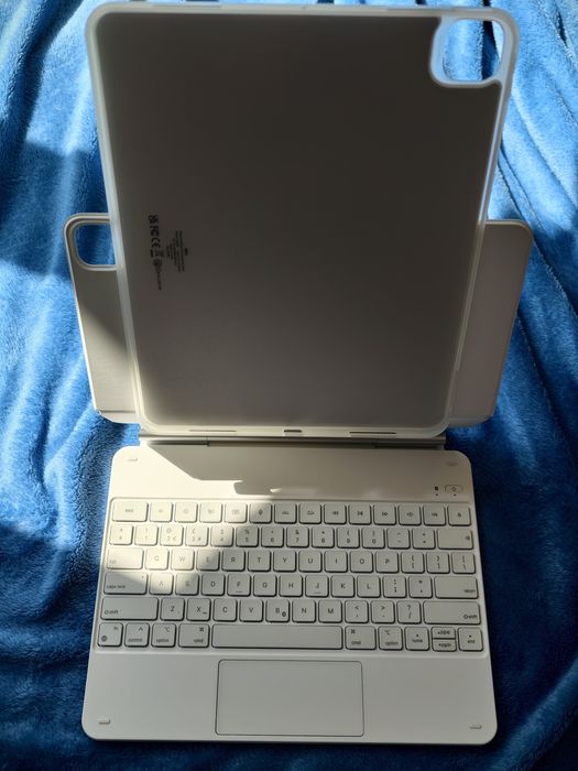 Калъф с клавиатура за iPad Pro 13 M4/M5 ESR Rebound Magnetic Keyboard Case 360 - бял