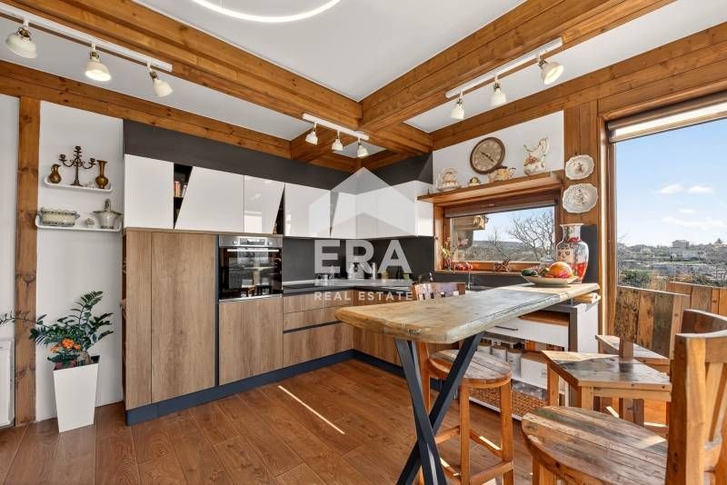 Двуетажна, новопостроена, стилно обзаведена къща за продажба, с двор,