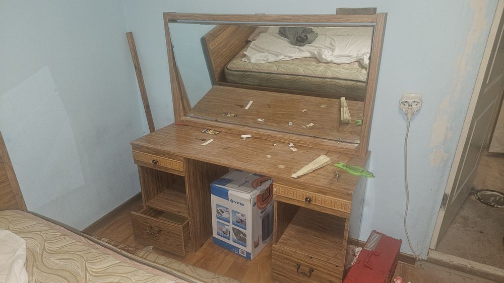 Отдам кровать и трюмо