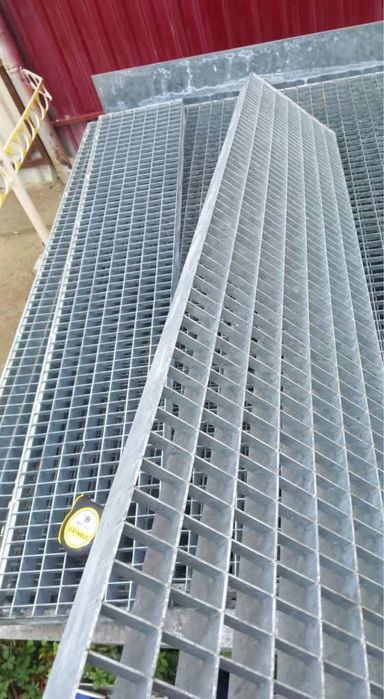 Trepte zincate metalice pentru scări metalice