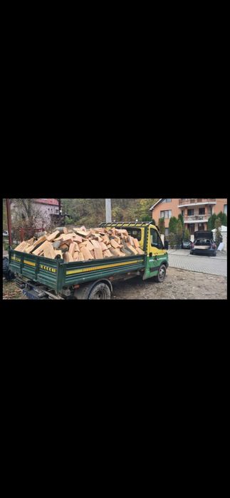 Avem lemn de foc crăpate și tăiate