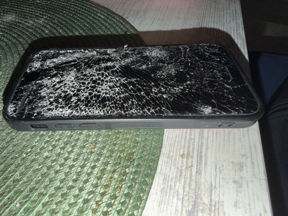 Продавам Айфон СЕ 2020 за части!!