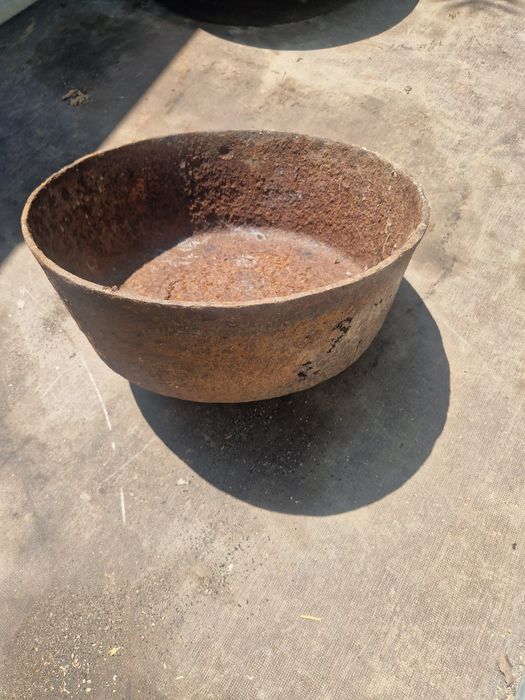 Vand 2 tuciuri si o paine in Ţast.