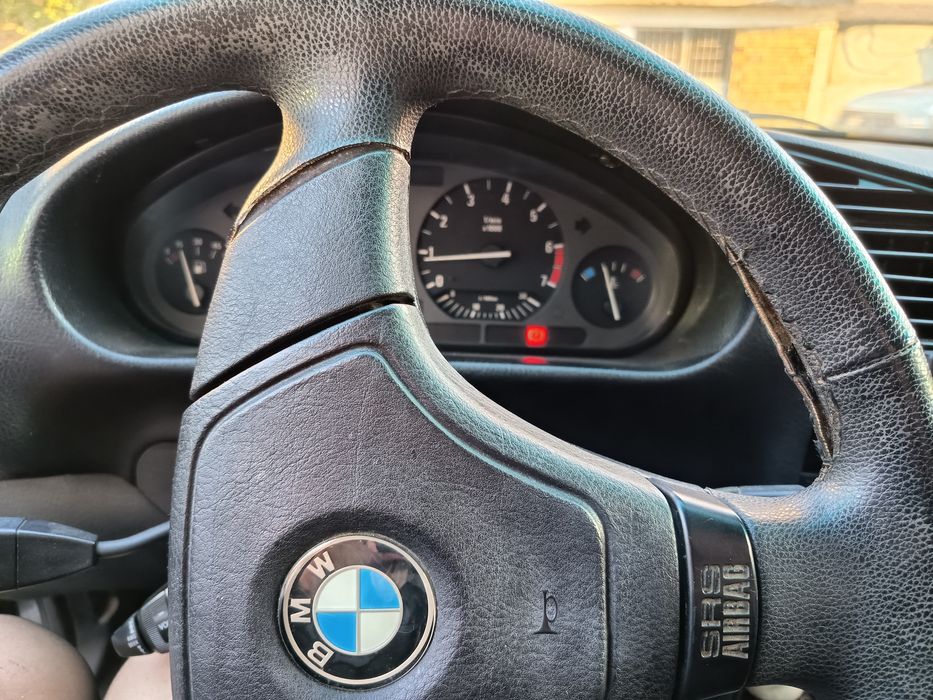 БМВ Е 36 за продажба.,ударена в дясно предна броня,в движение със забележки .зимни гуми  2025,изцяло сменени прагове,претапицирани седалки и таван  .