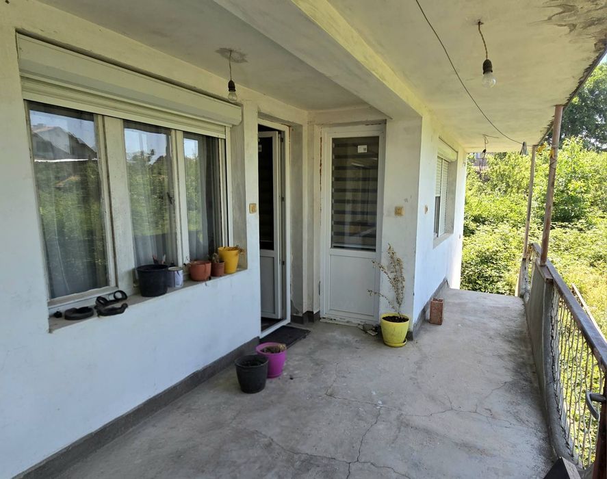 Масивна триетажна къща с.Горна Гращица