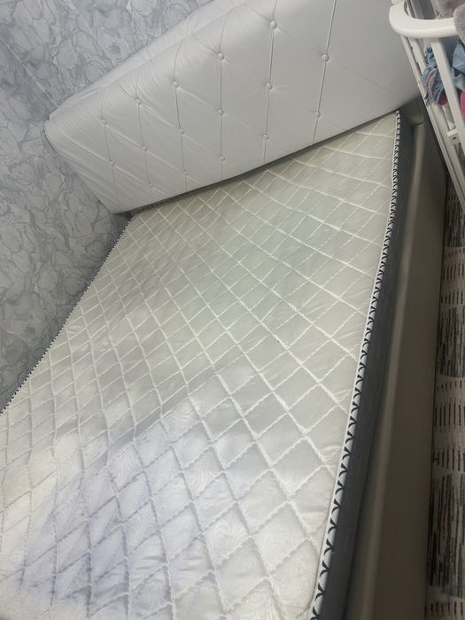 Б/у шкаф және крават сатылады.