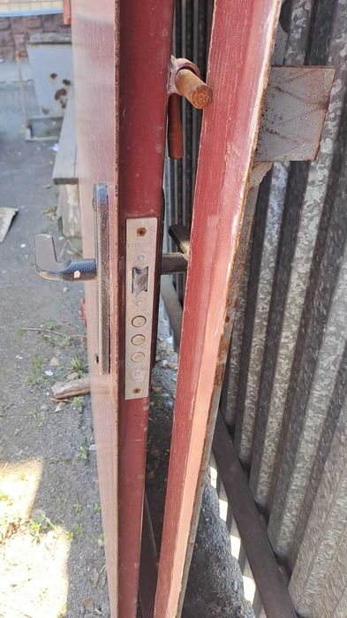 Дверь железная 2,1*0,9