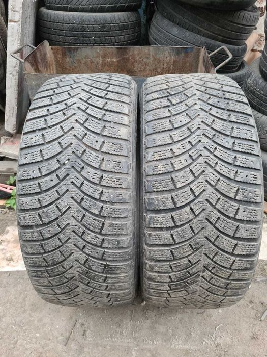 Продам два баллона зимней резины 255  45  R 18