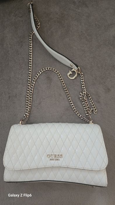 Бяла чанта Guess