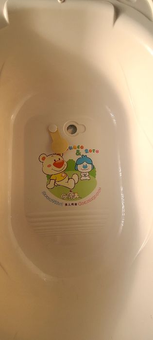 Ванночка  с подставкой для купания младенцев.