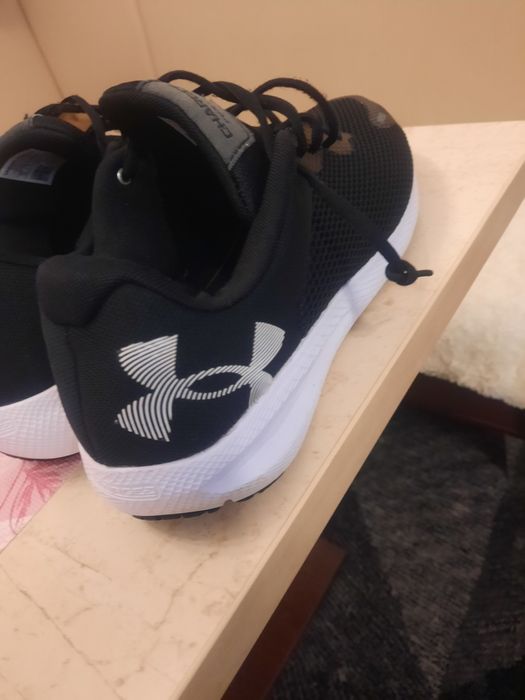 Vând adidasi Under Armour