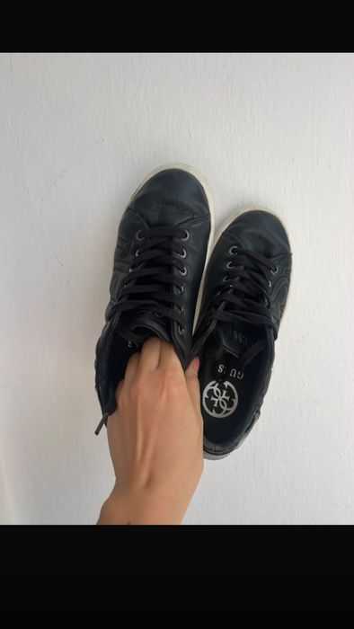 Adidași Guess Loven Logo Statement