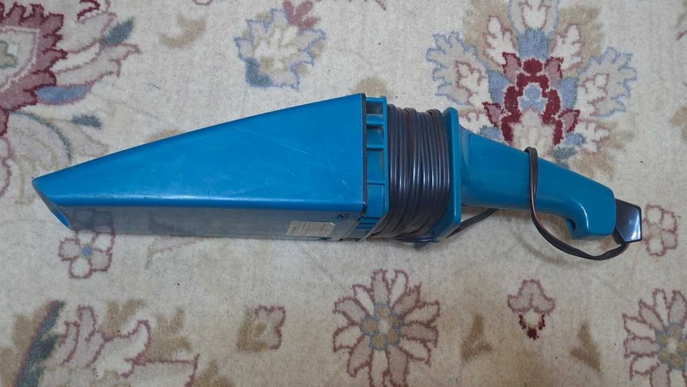 Aspiratorul Black & Decker CarVac pentru AUTO alimentat la 12V, si este dotat cu un filtru refolosibil din pânză fină sau plasă.