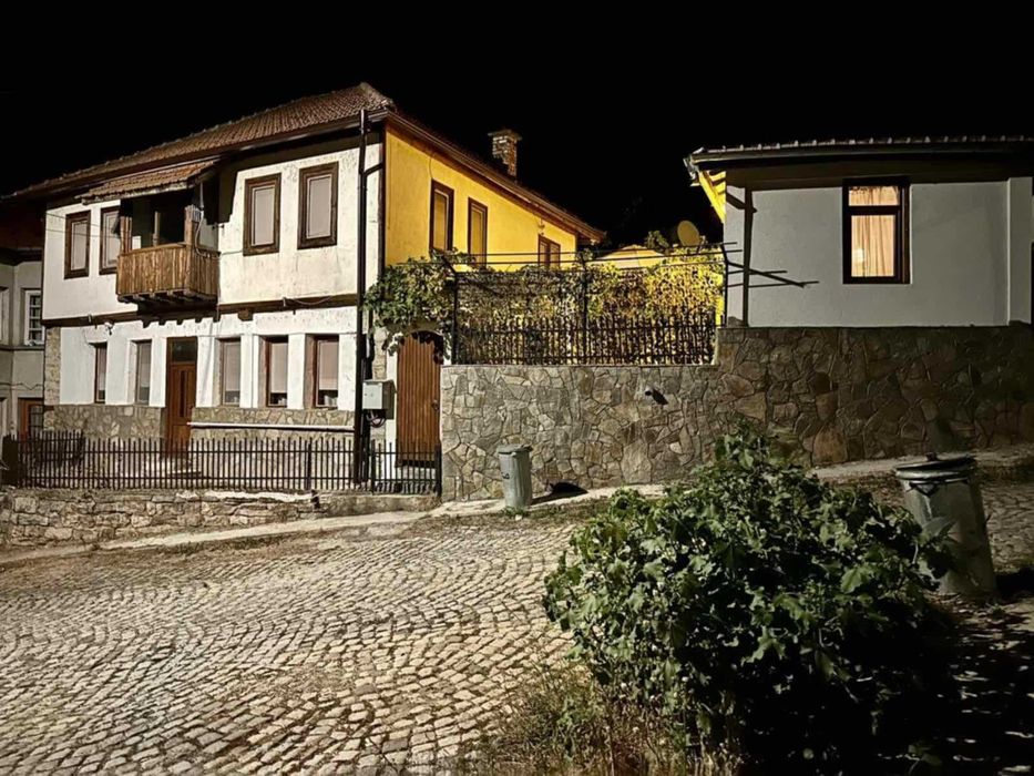 с. Гложене общ.Тетевен обл. Ловеч - къщи с двор