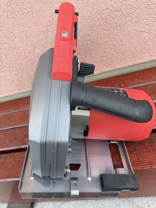 Milwaukee circular pentru metal pe acumulator