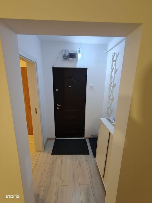 Apartament semidecomandat cu 3 camere si balcon - Podu Ros - 500EUR