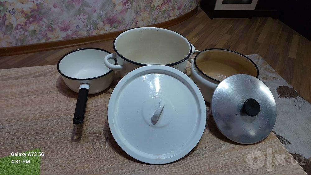 Эмалированные кастрюли и ковшик