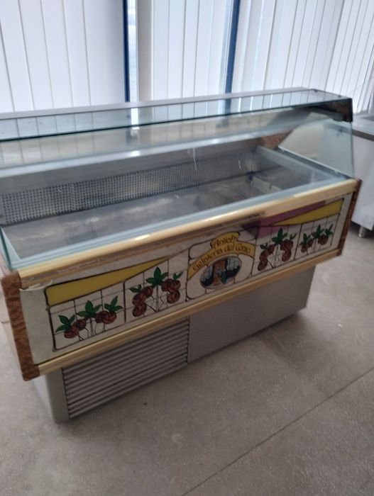 Vând vitrine frigorifice