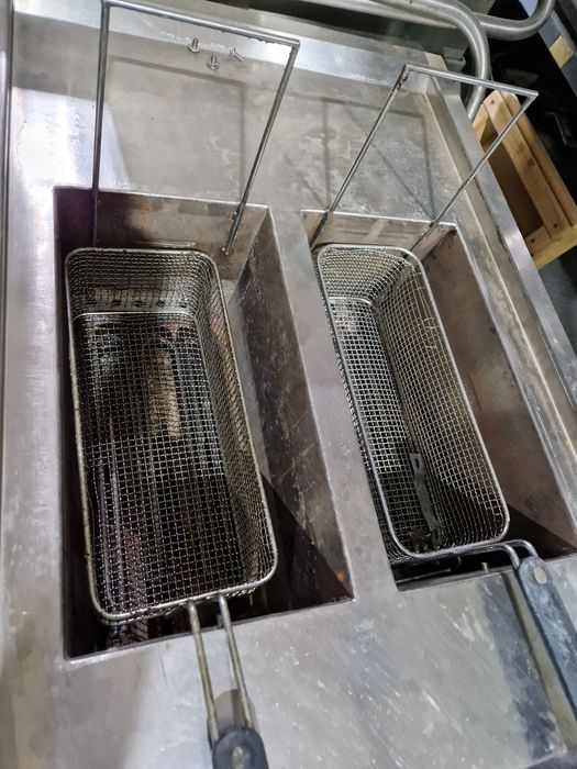 Friteuza electrica cu banc și robinet scurgere, de putere, la 380v