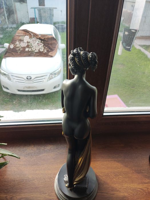 Продаеться статуэтка женщины