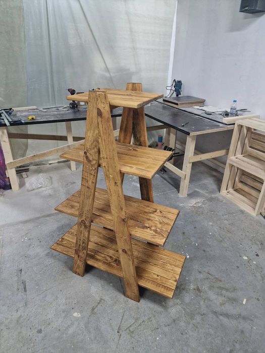 Дървен    стелаж