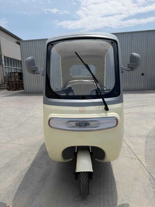 yopiq kabinali uch g‘ildirakli elektr Skuter