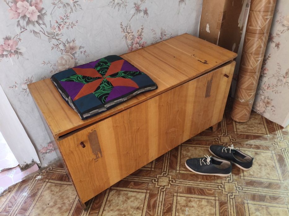 Продам стеклянный и деревянные столики