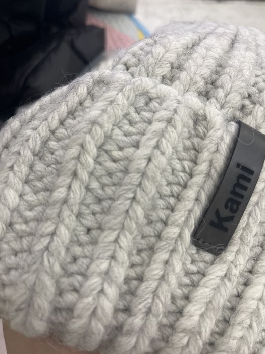 Продам шапки в белом и в сером цвете