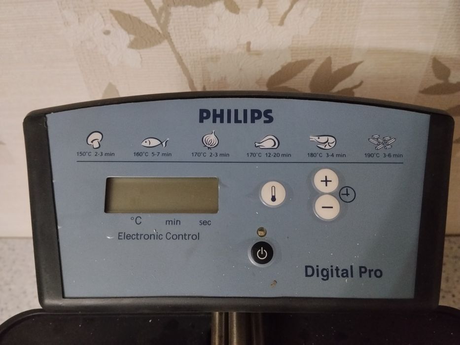 Продам фритюрницу Philips HD6161