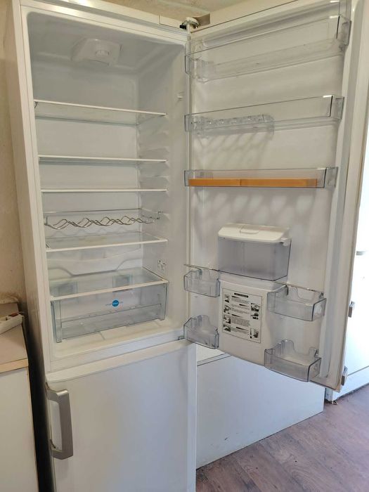 Хладилник  Beko DBK 386 WDR+, 325 л, Клас A+, Диспенсър за вода, H 201 см, Бял