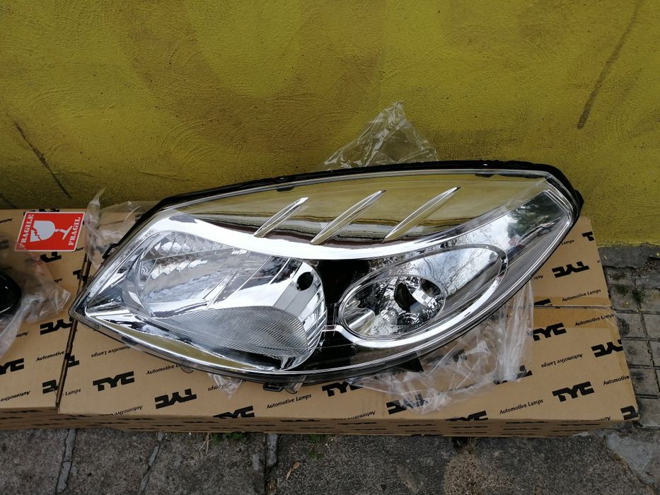 Дачия Сандеро фарове Dacia Sandero фар хром 2008 - светлини