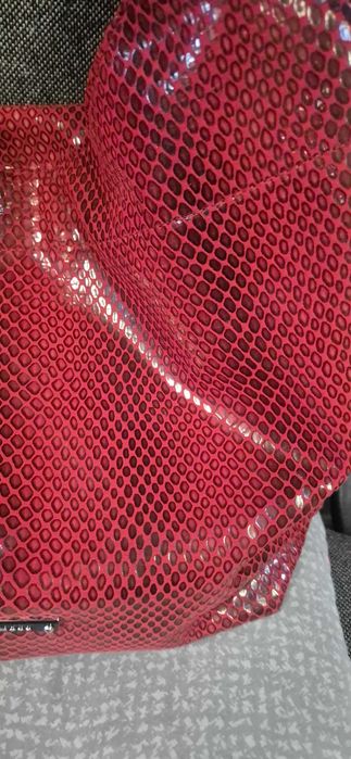 Продавам червена дамска чанта.