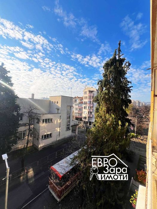 Тристаен апартамент за продажба в района на Второ Основно Училище