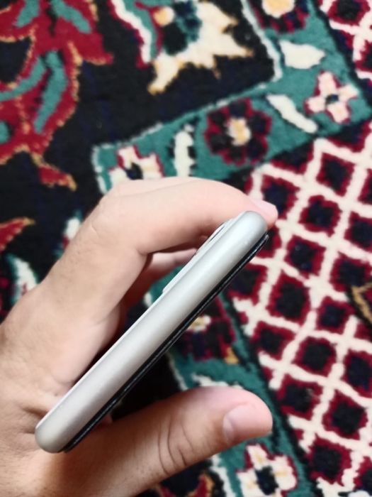 iPhone 11 белый свет