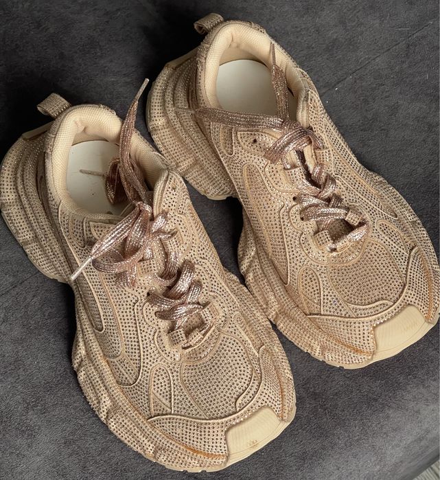 Женские кроссовки со стразами