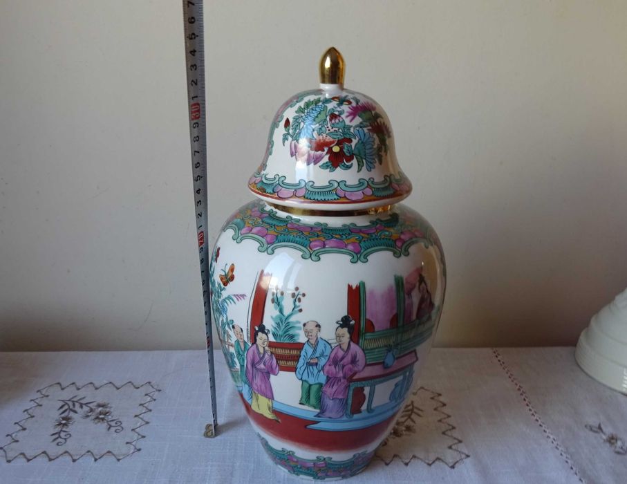 Ваза с капак от Азия, дфинджифилов буркан.