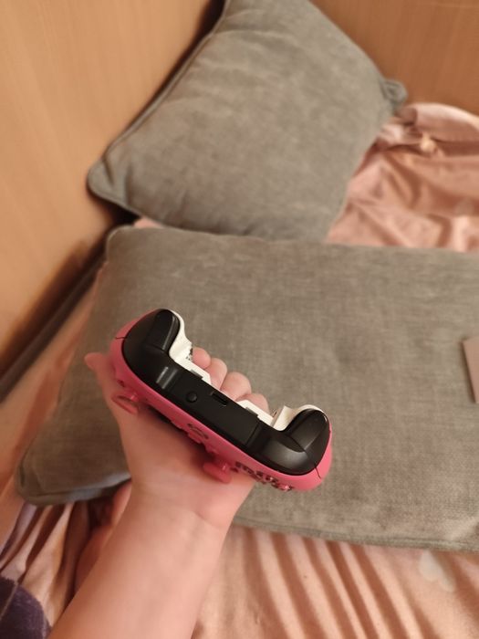Vând controler roz de Xbox seria x și merge și pe Xbox seria s