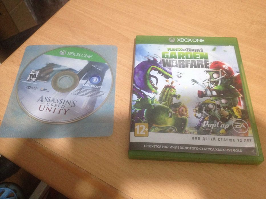 Два диска с играми на xbox one планета зомби и ассасин скрид