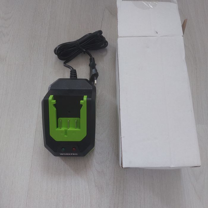 Професионално бързо зарядно Lux-Tools 20V (1 PowerSystem) - 2.4A / 70W