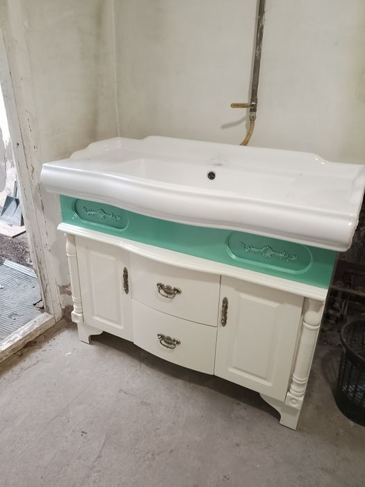 Мебель в ванную. Тумба с раковиной и полка с зеркалом и подсветкой.