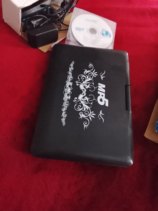 Дивиди плеер можно слушать музыку смотреть фильмы  радио тоже есть