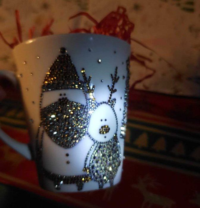 Кружки новогодние, инкрустированные стразами.