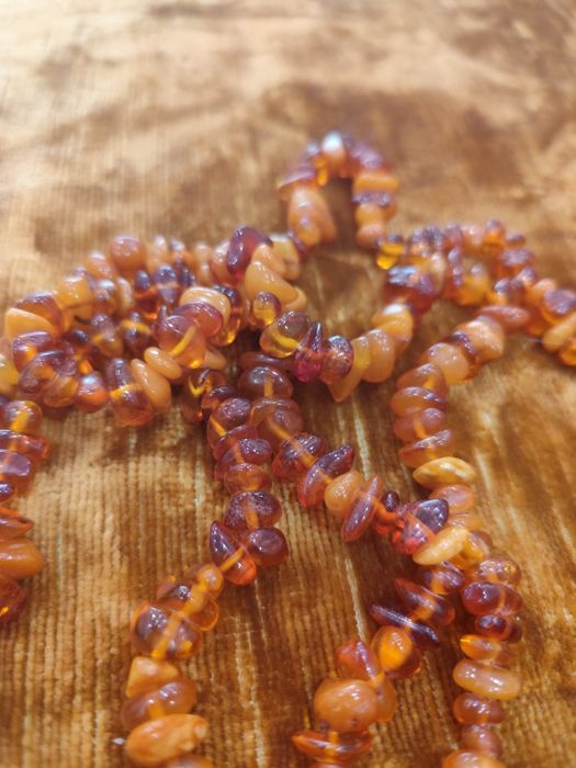 Продавам кехлибарена огарлица