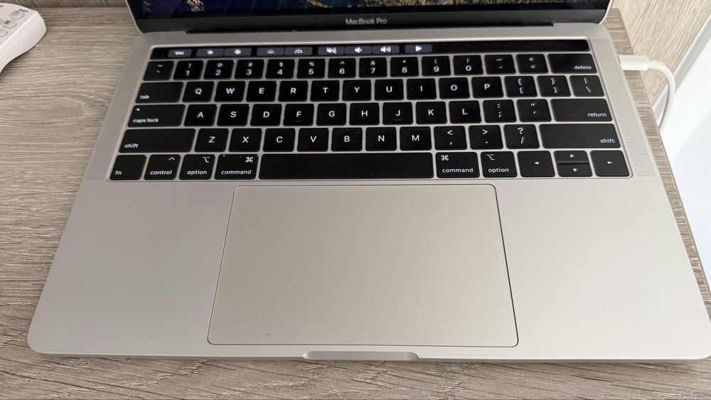 MacBook Pro 13 (2019) Silver / i5 2.4GHz / 8GB / 512GB SSD / 4x Thunderbolt 3 – Impecabil