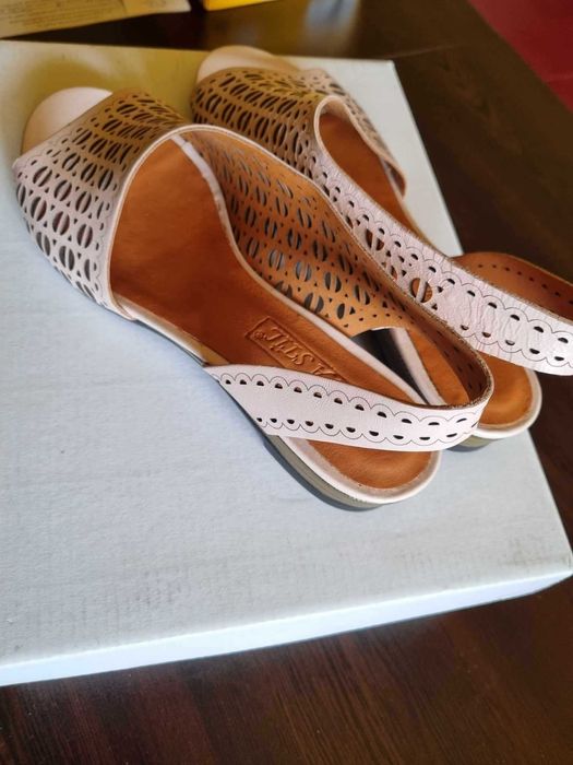 -% Естествена кожа, удобни и леки