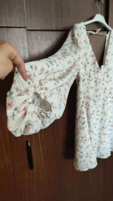 Kiss the sky рокля флорални мотиви/ цветя/ гол гръб/ буфан ръкави