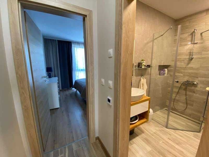 Продава се Двустаен апартамент в Варна, Цветен квартал - 70 кв.м за 3858 €/кв.м - Снимка #7