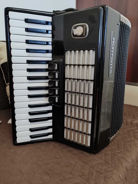 Акордеон Weltmeister Stella 60 баса. Много запазен. Отлично състояние.