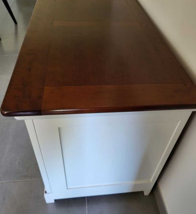 bufet alb jos din lemn cu blat din lemn închis la culoare