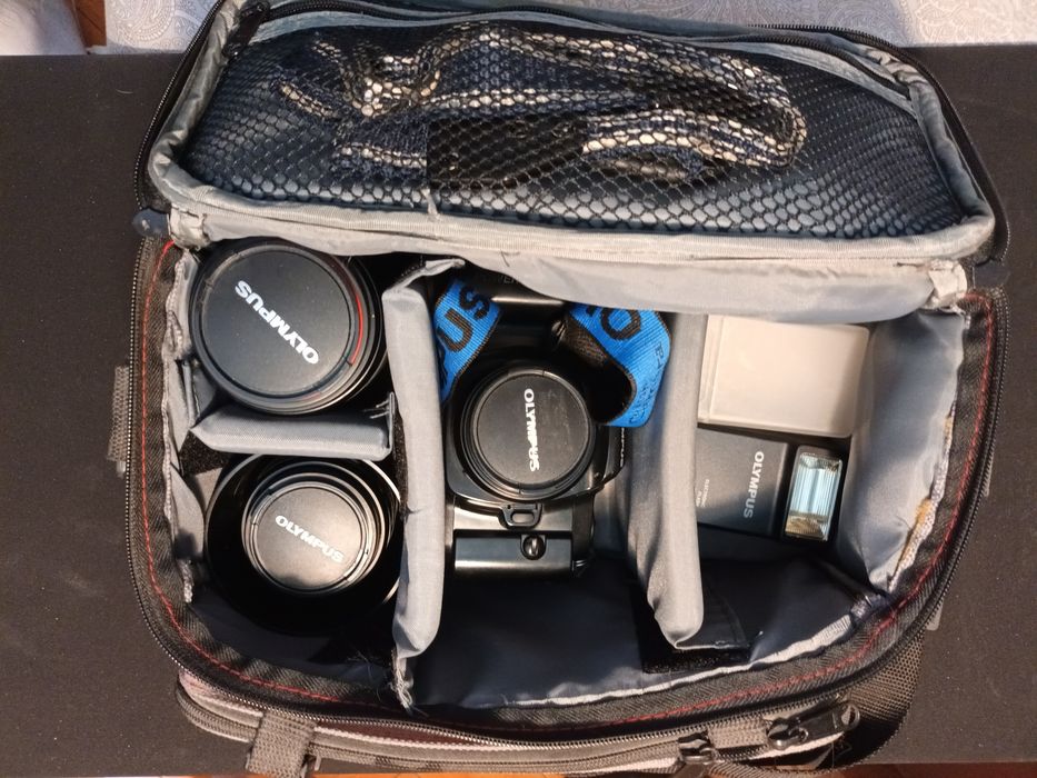 Olympus OM‑10 + 3 obiective + flash + geantă + accesorii – funcțional